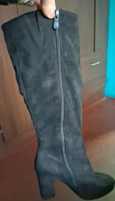Botas negras de gamuza con tacón alto - miniatura 1