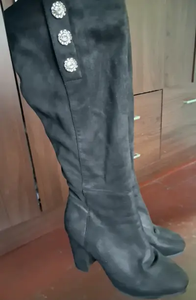 Botas negras de gamuza con tacón alto - miniatura 4