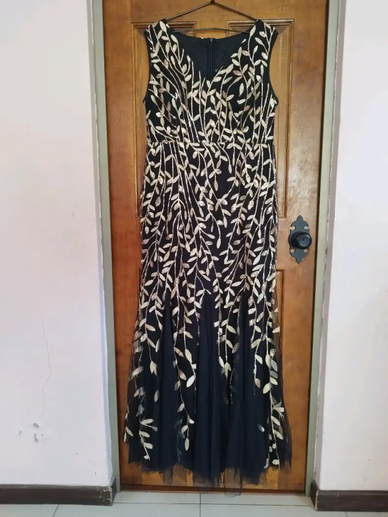 Vestido de noche negro con bordado dorado - 1