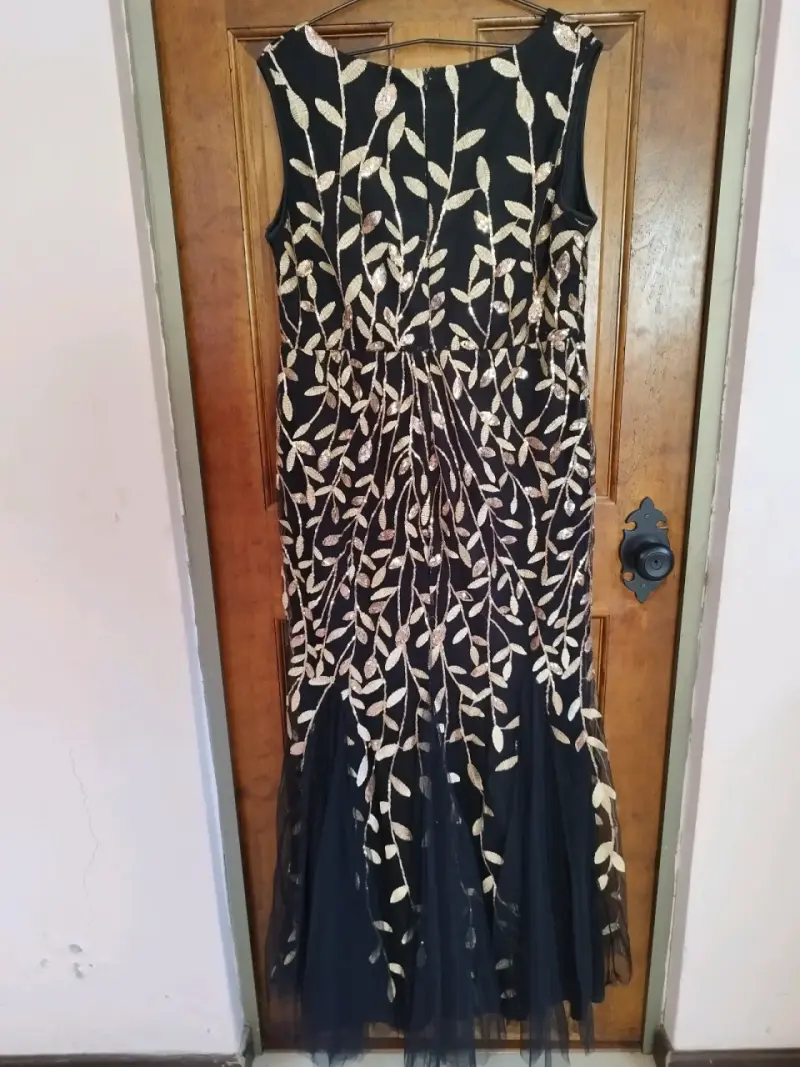 Vestido de noche negro con bordado dorado - 2