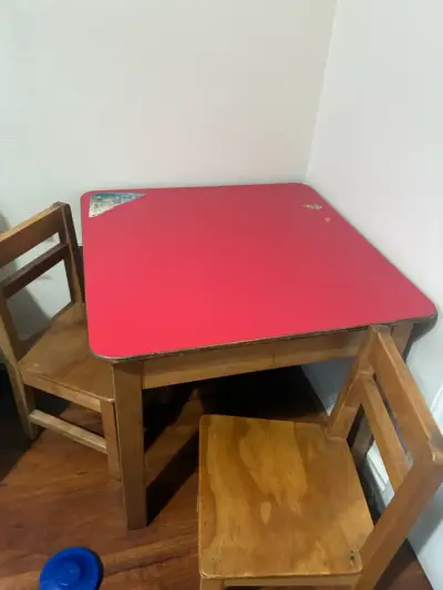 Mesa y sillas infantiles de madera con cubierta roja - miniatura 1