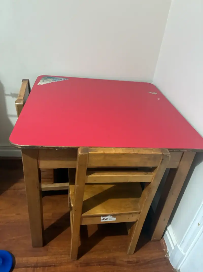 Mesa y sillas infantiles de madera con cubierta roja - 2