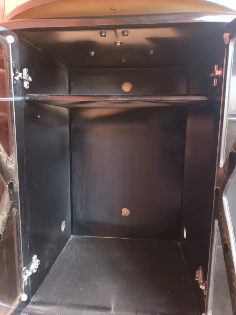 Mueble de madera con puertas de vidrio - 2