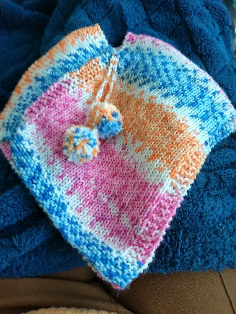 Poncho tejido a mano multicolor para bebé