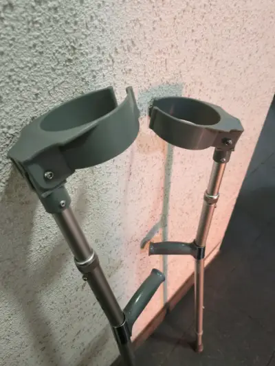 Muletas de aluminio ajustables para adultos - miniatura 1