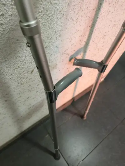 Muletas de aluminio ajustables para adultos - miniatura 2