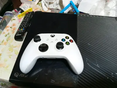 Consola Xbox One con control blanco - miniatura 3