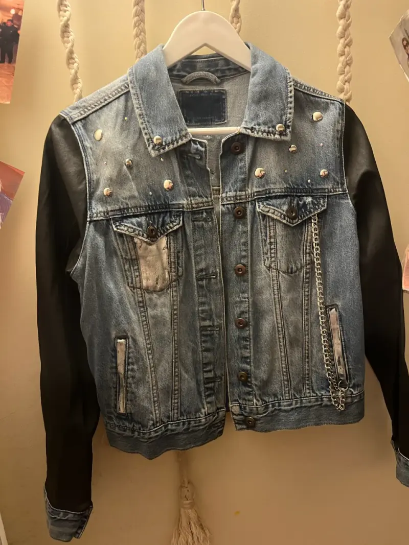 Chaqueta de mezclilla con tachuelas y mangas negras