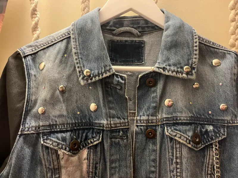 Chaqueta de mezclilla con tachuelas y mangas negras - 2