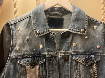 Chaqueta de mezclilla con tachuelas y mangas negras - miniatura 2