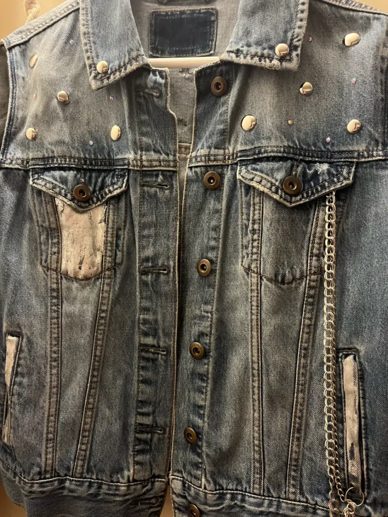 Chaqueta de mezclilla con tachuelas y mangas negras - 3