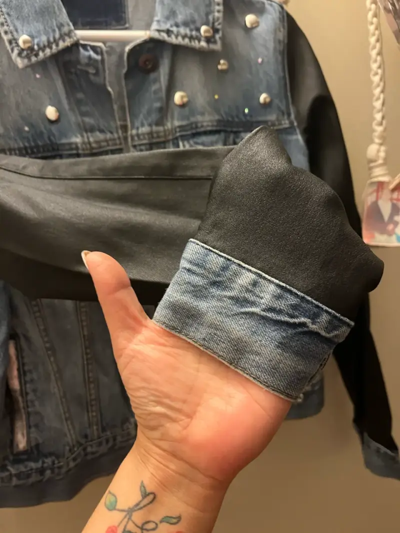 Chaqueta de mezclilla con tachuelas y mangas negras - 4
