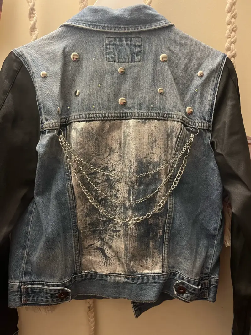 Chaqueta de mezclilla con tachuelas y mangas negras - 5