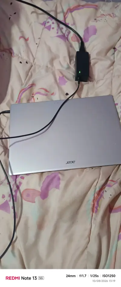 Laptop Acer con cargador en buen estado - miniatura 1