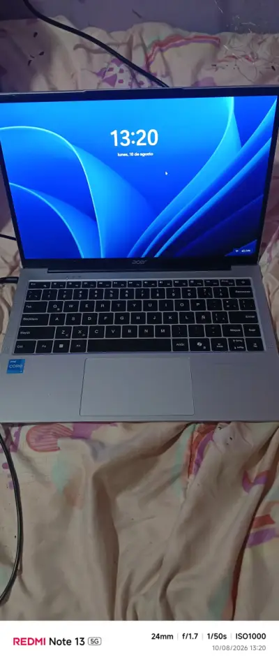 Laptop Acer con cargador en buen estado - miniatura 2