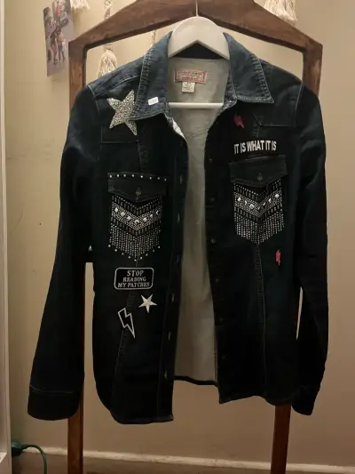 Chaqueta de mezclilla Guess con parches decorativos - miniatura 1