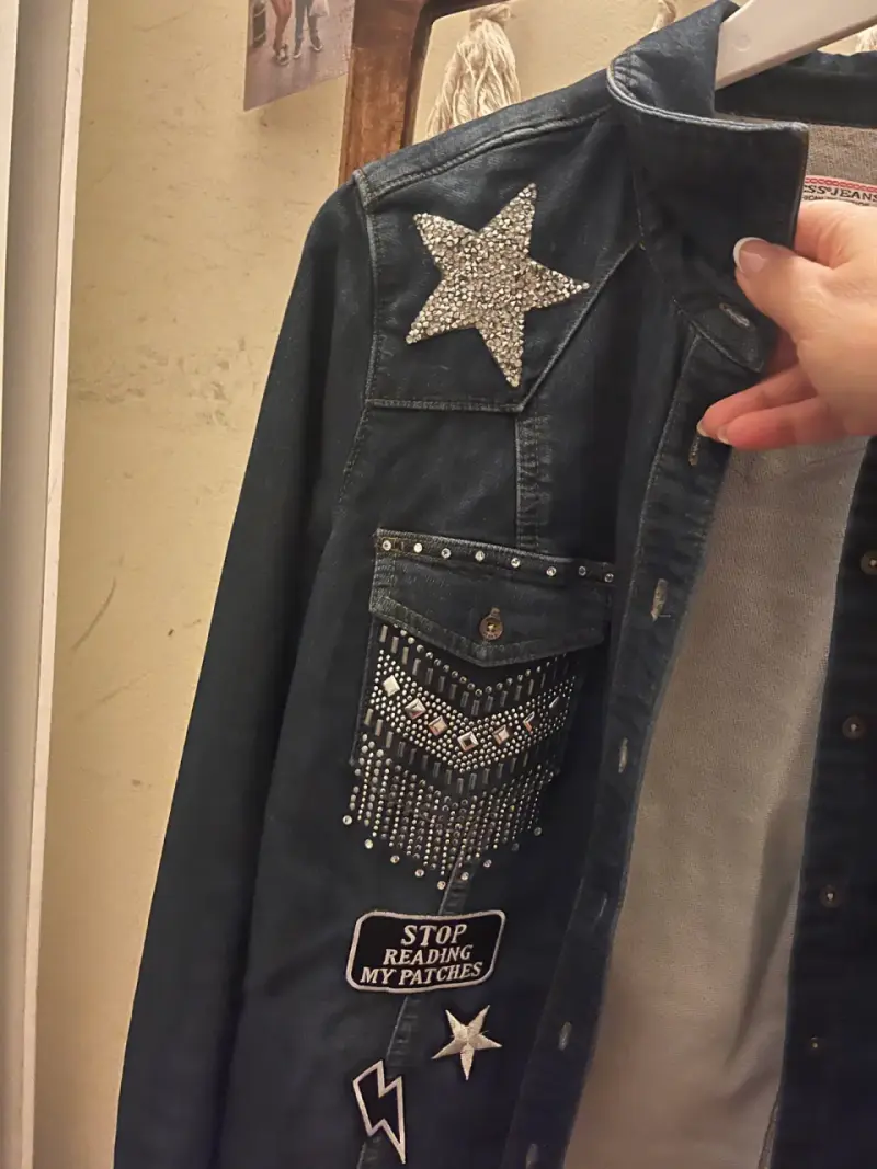 Chaqueta de mezclilla Guess con parches decorativos - 2