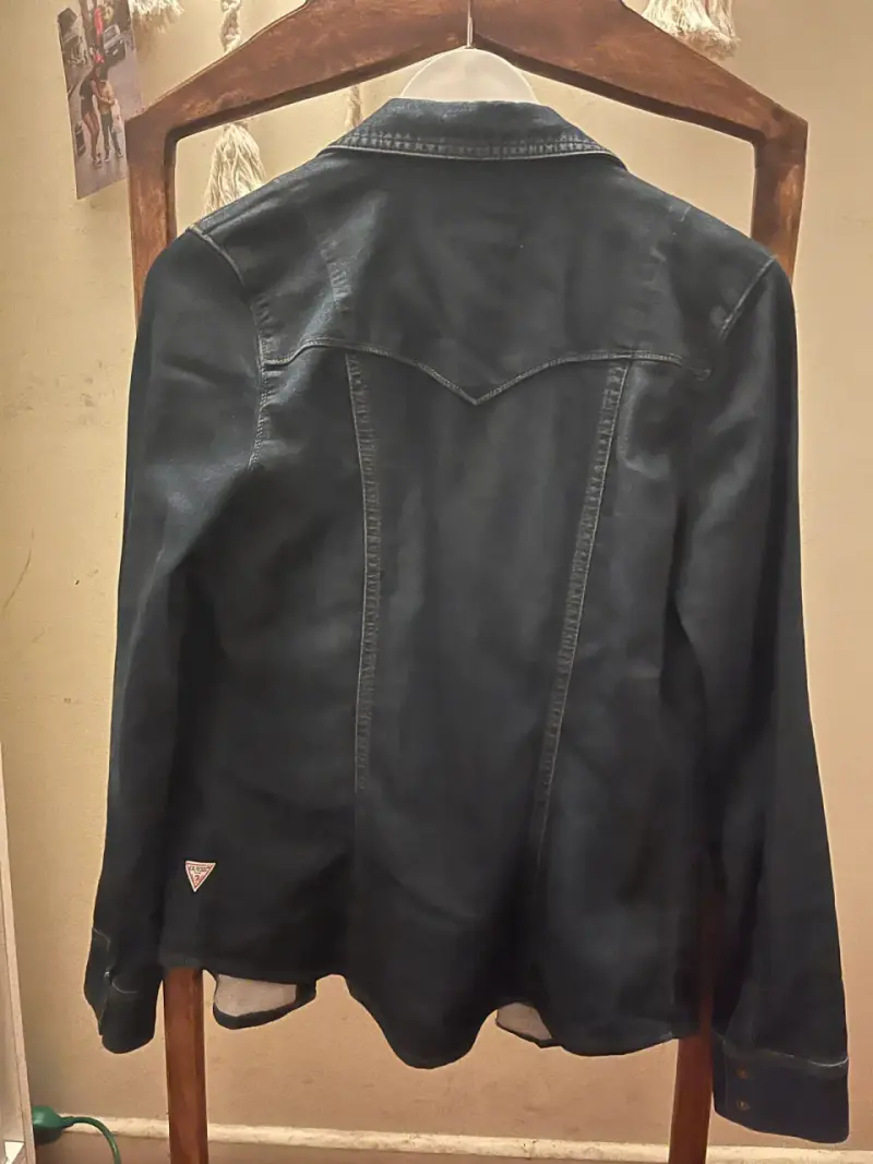 Chaqueta de mezclilla Guess con parches decorativos - 3