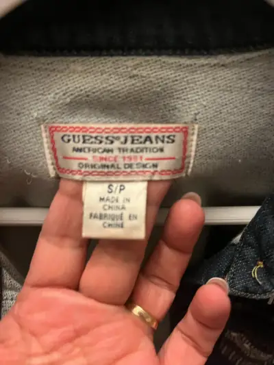 Chaqueta de mezclilla Guess con parches decorativos - miniatura 4