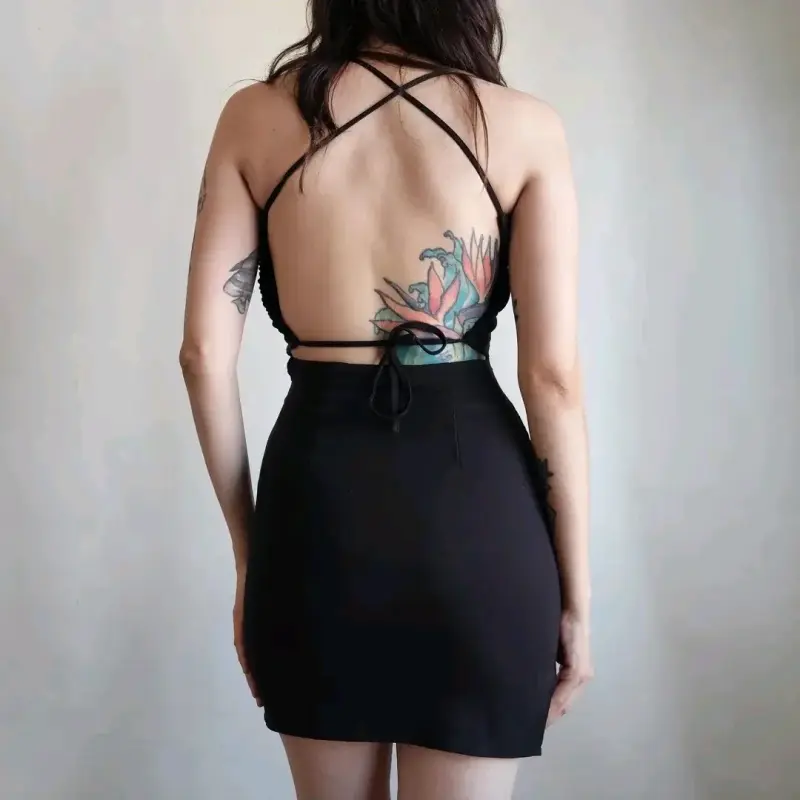 Vestido negro ajustado con tirantes - 2