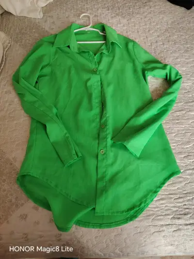 Camisa de mujer en colores vibrantes - miniatura 2