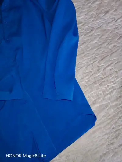 Camisa de mujer en colores vibrantes - miniatura 3