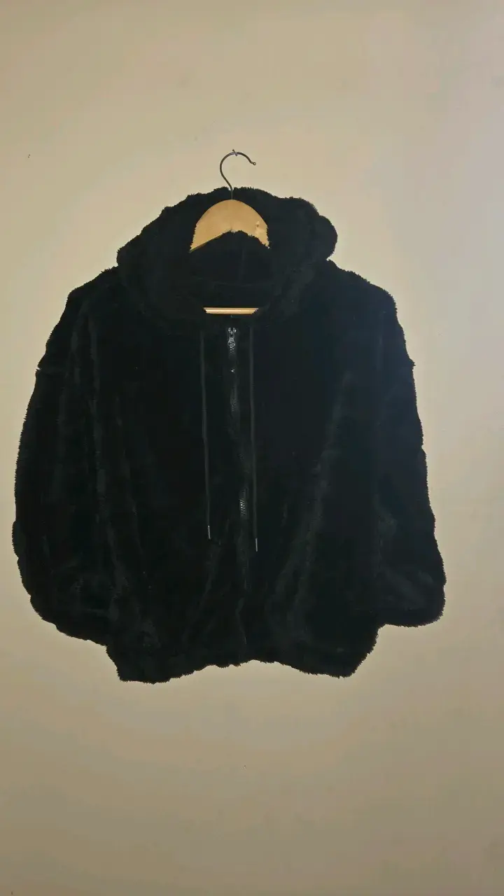 Chaqueta de Peluche Negra con Capucha