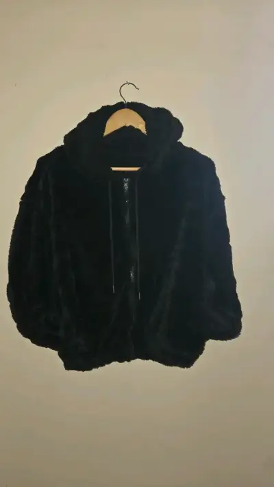 Chaqueta de Peluche Negra con Capucha - miniatura 1