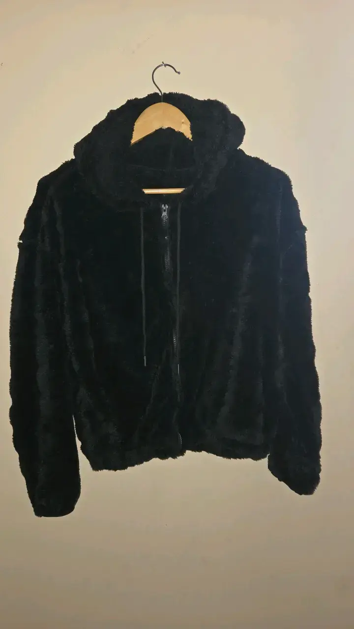 Chaqueta de Peluche Negra con Capucha - 2