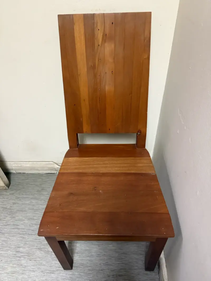 Silla de madera maciza en buen estado - 1