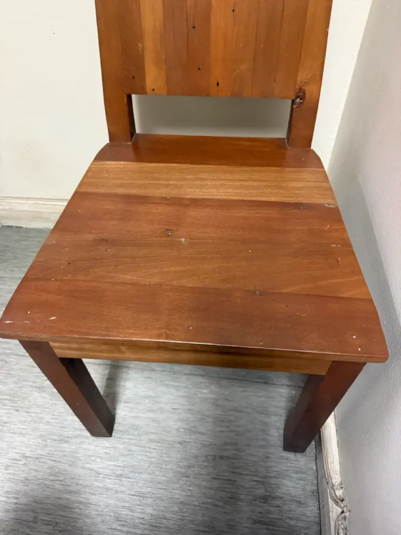 Silla de madera maciza en buen estado - 3