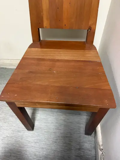 Silla de madera maciza en buen estado - miniatura 3