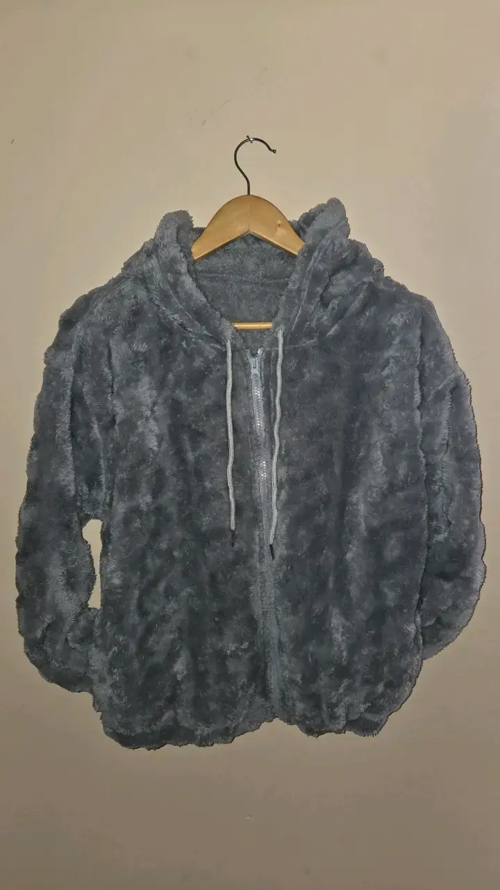 Chaqueta de felpa gris con capucha