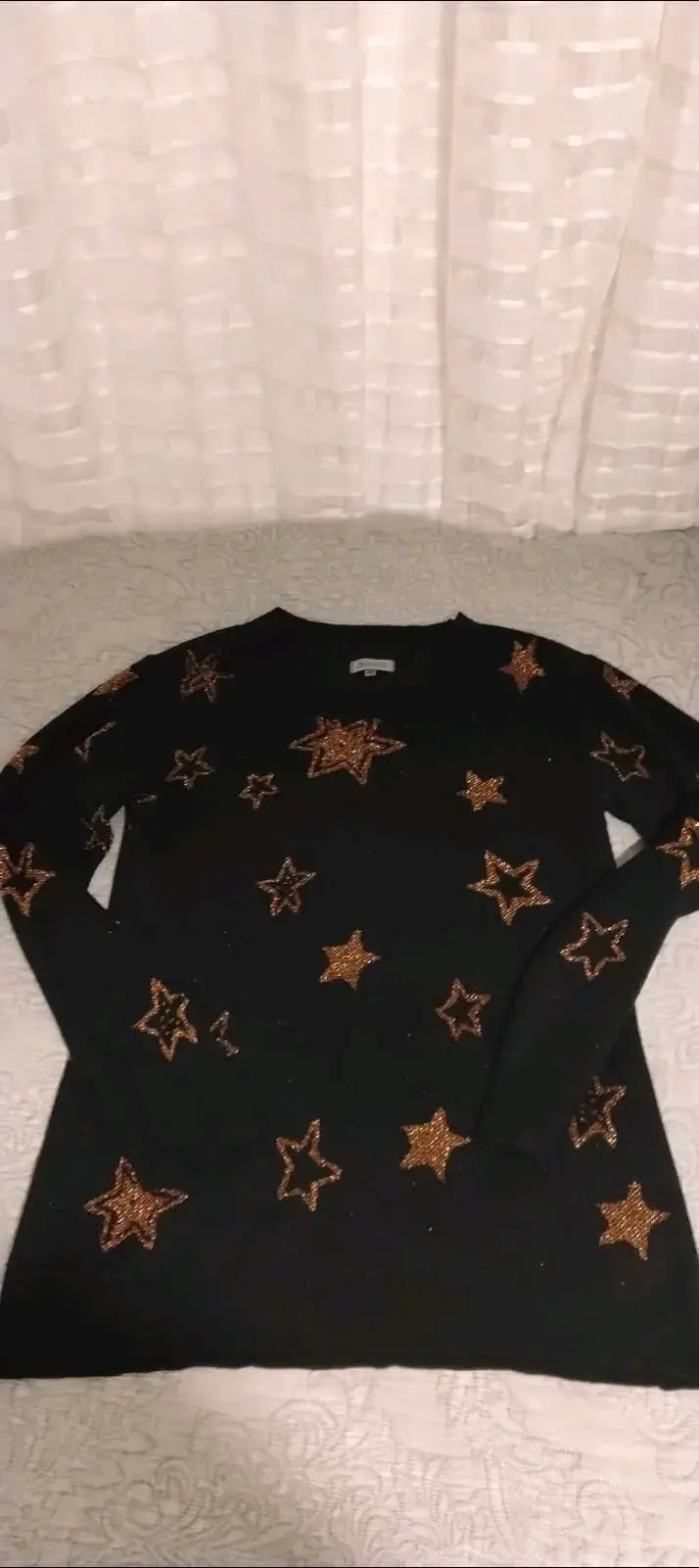 Suéter negro con estrellas doradas - 1