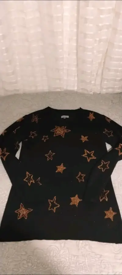 Suéter negro con estrellas doradas - miniatura 1