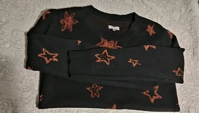 Suéter negro con estrellas doradas - 2