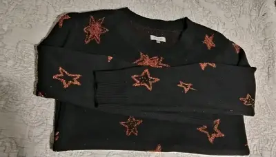 Suéter negro con estrellas doradas - miniatura 2