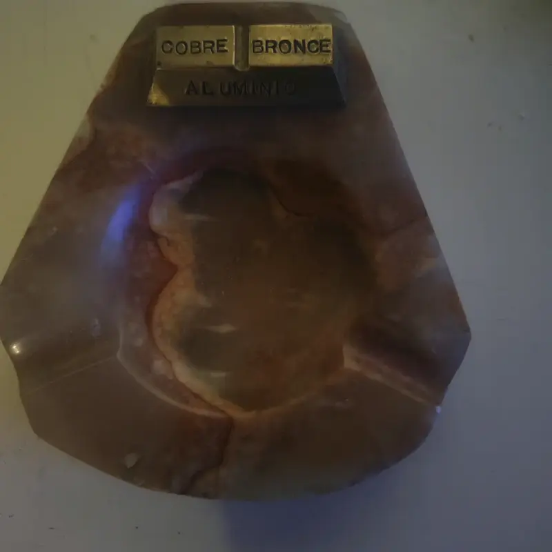 Cenicero de mármol con detalles metálicos