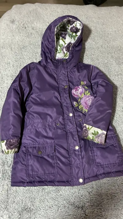 Abrigo morado para niña con capucha y flores - miniatura 1