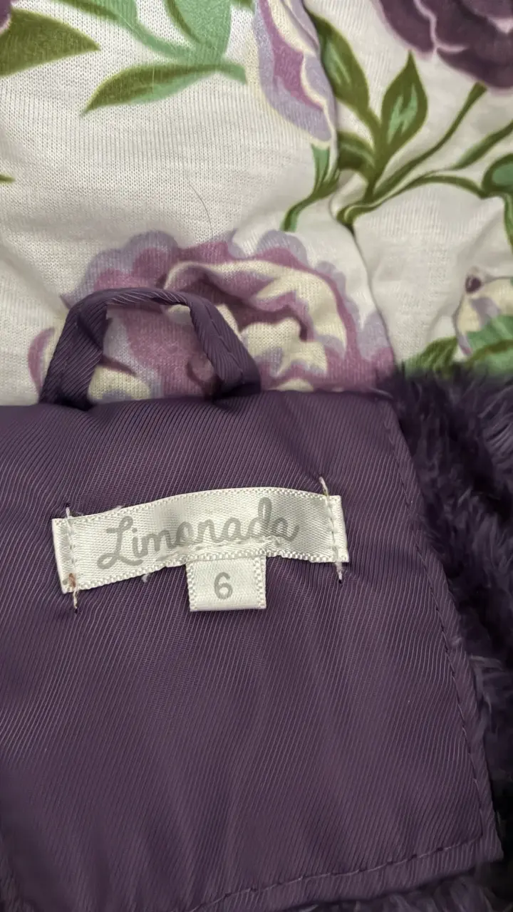Abrigo morado para niña con capucha y flores - 2