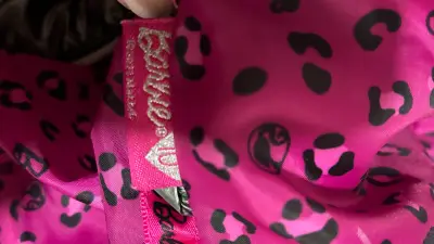 Chaqueta acolchada Barbie metálica para niña - miniatura 3