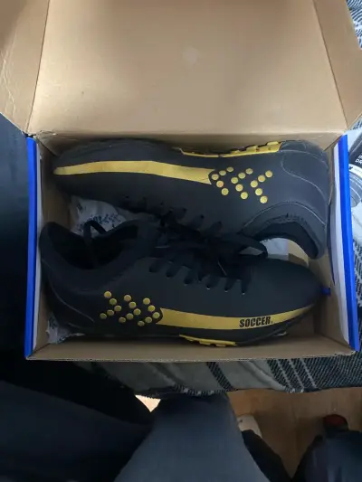 Zapatillas de fútbol negras con detalles amarillos - miniatura 1