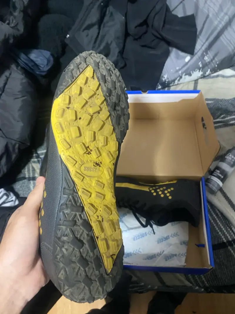 Zapatillas de fútbol negras con detalles amarillos - 2