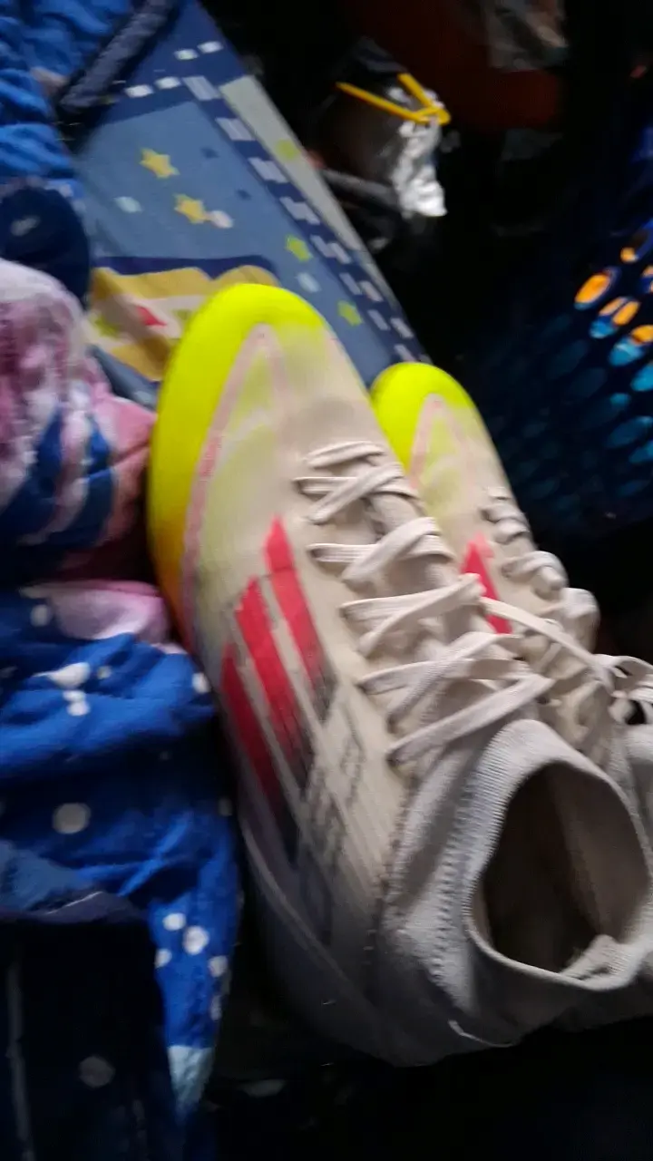 Botines de fútbol Adidas blancos con detalles F50 - 1