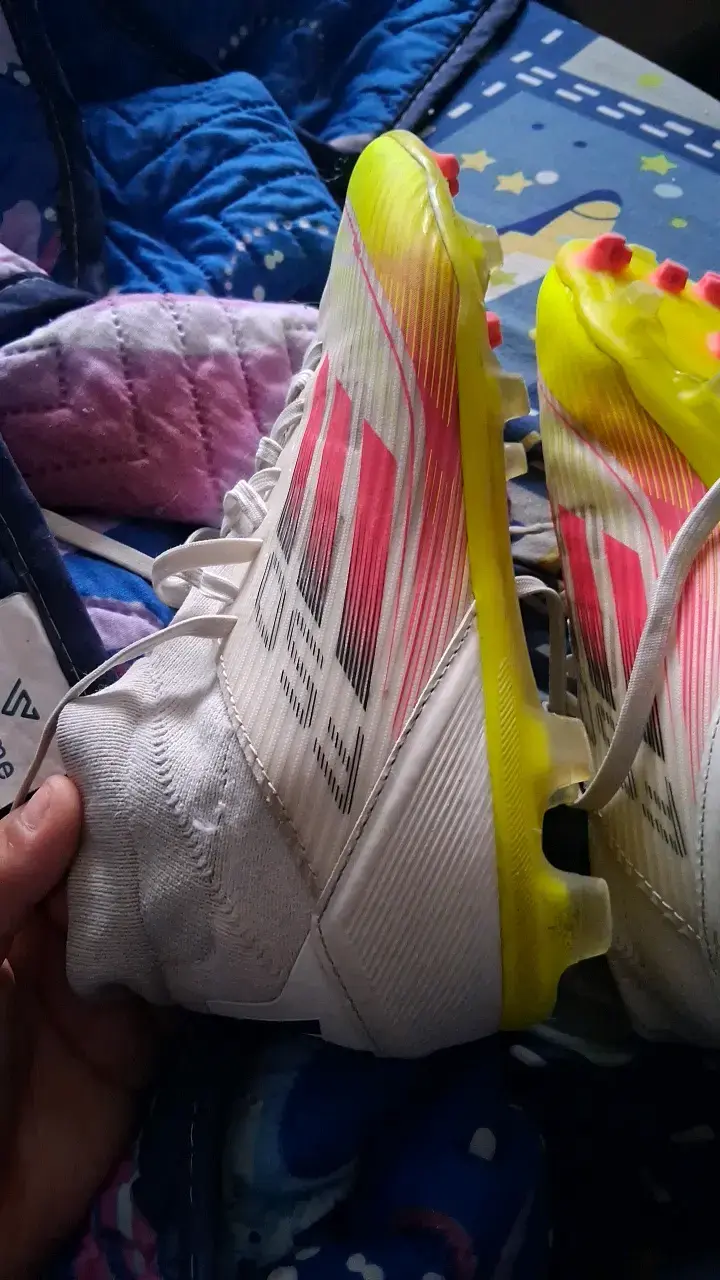 Botines de fútbol Adidas blancos con detalles F50 - 3