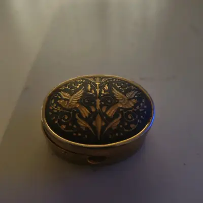 Cajita decorativa de metal con diseño floral - miniatura 1