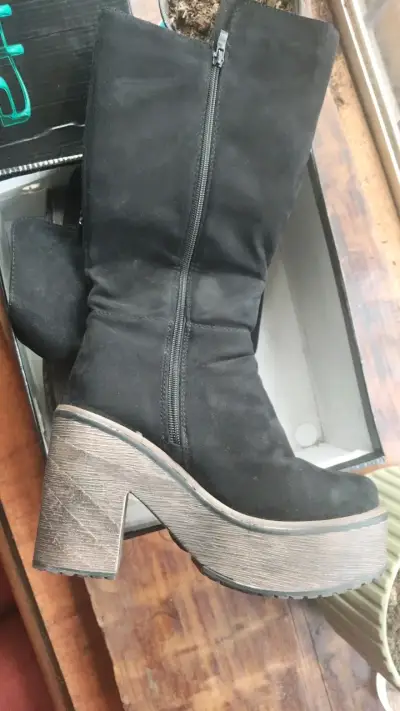 Botas negras de plataforma con cierre lateral - miniatura 2