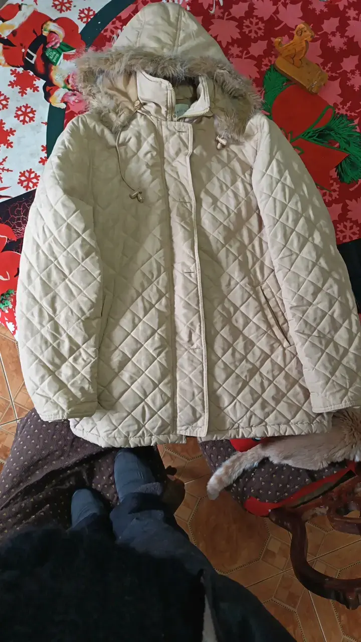 Acolchado beige con capucha de piel sintétic