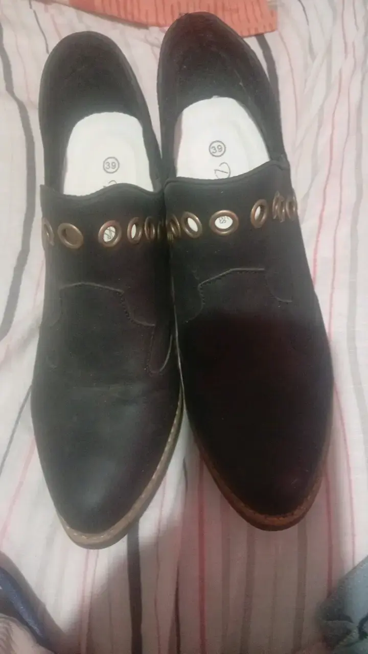Botines negros con tacón y ojales decorativos - 1