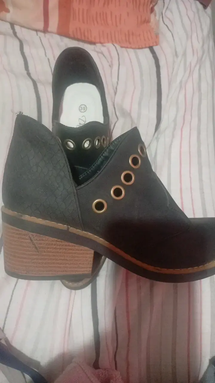 Botines negros con tacón y ojales decorativos - 2